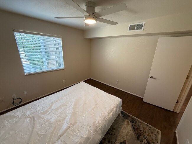 Building Photo - 1231 E Bluebell Ln
