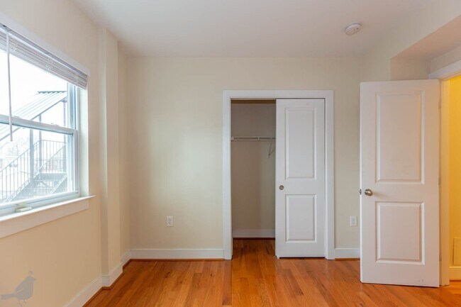 Building Photo - Bright and Spacious 2 Bedroom Abode in Bre...