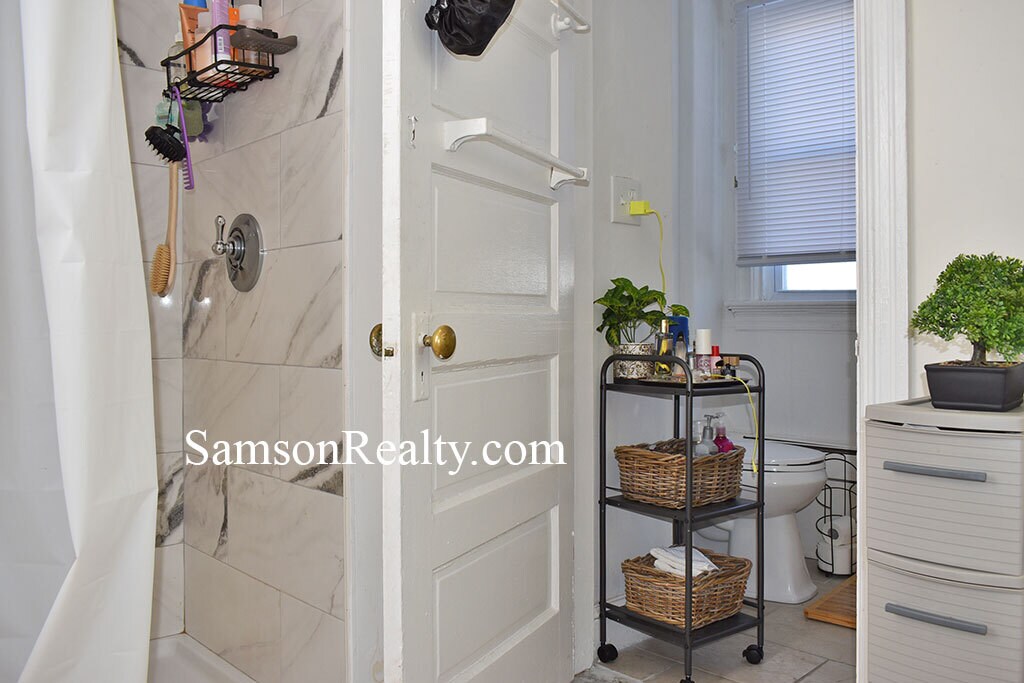 Building Photo - 351 Thayer St