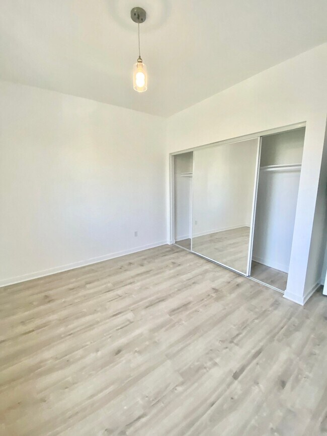 Building Photo - 9731 Vesper Ave