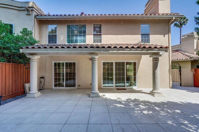 Building Photo - Beautiful and spacious 3 bedroom 2.5 bath ...