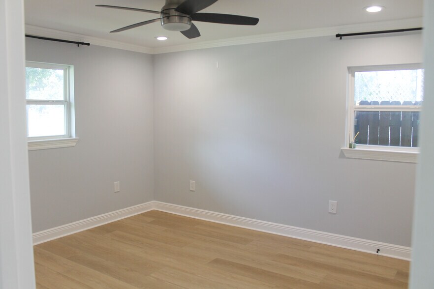 Building Photo - 2133 Generes Dr