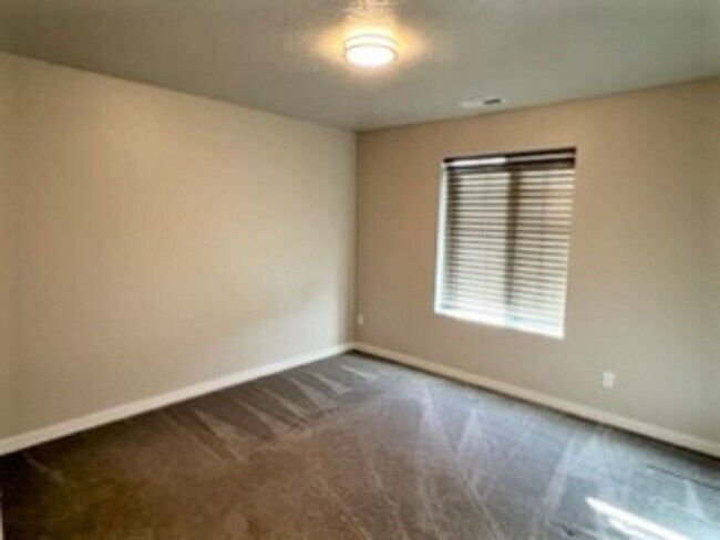 Building Photo - Great 4 bed 2.5 bath home with 2600 sq ft!  Kuna Home with lots of room just off N Ten Mile Rd an...