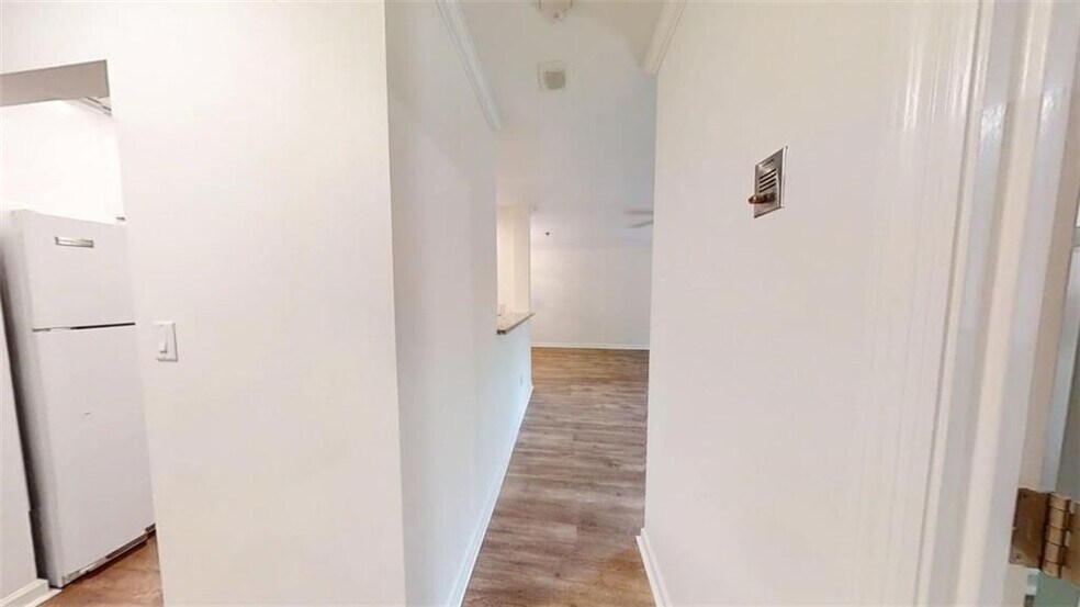 Building Photo - 300 Johnson Ferry Rd