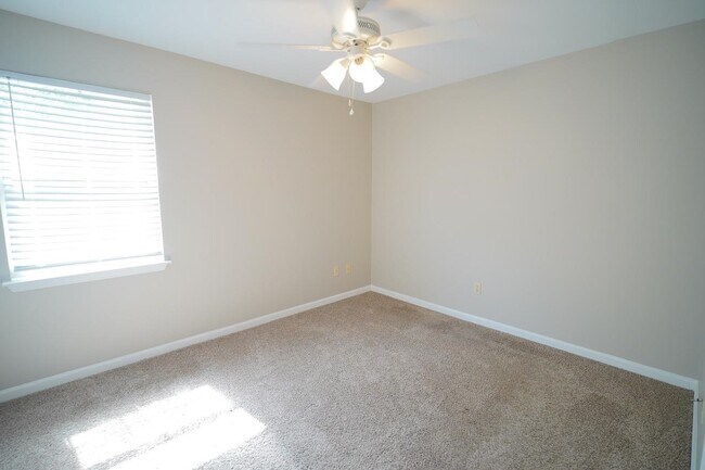 Building Photo - 2414 Manzanita Ct
