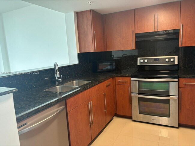 Building Photo - 3000 Coral Wy