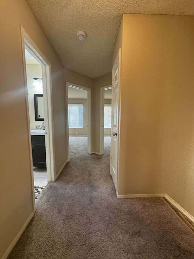 Building Photo - ELEGANT 5BD in WOODLAND HILLS/D20 - Security Deposit Waiver Available