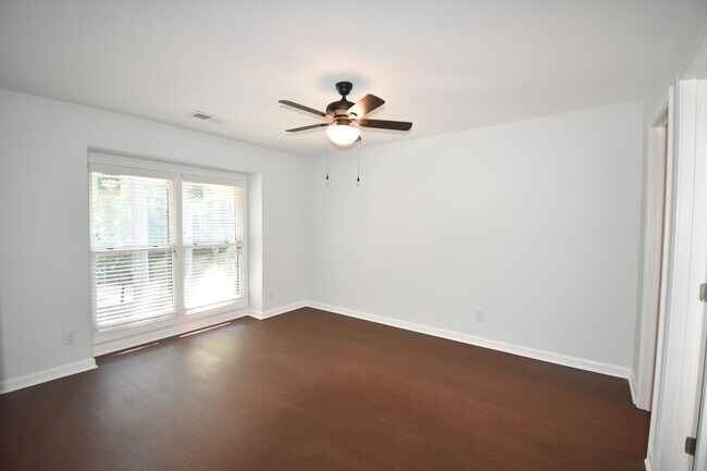 Building Photo - 2 Bedroom and 2 Bath Condo (No Pets)