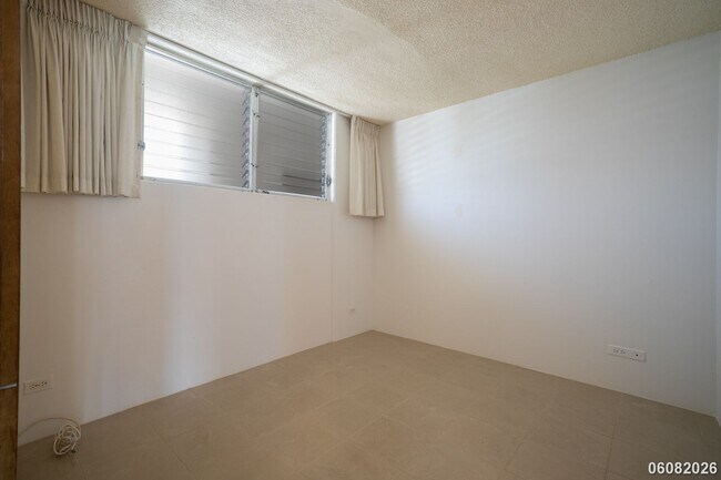 Building Photo - PRIME ALA MOANA/WAIKIKI LOCATION: 2BR/1.5BA Condo with Parking & In-Unit Washer/Dryer!