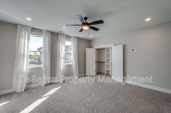 Building Photo - 2061 Oakwood Avenue