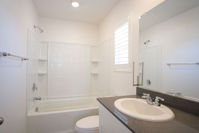 Building Photo - Beautiful Home in Manteca off of the 99, P...