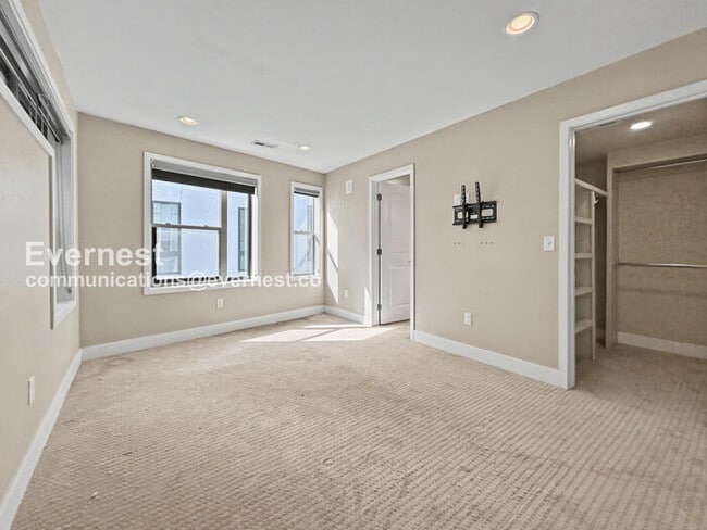 Building Photo - 3 Bed, 3.5 Bath Townhouse with Garage