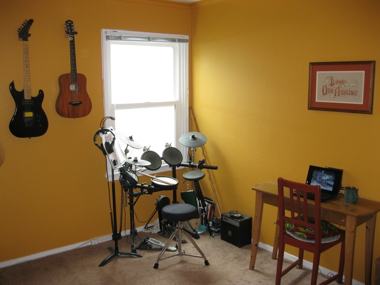 Building Photo - 645 Hamilton Ave