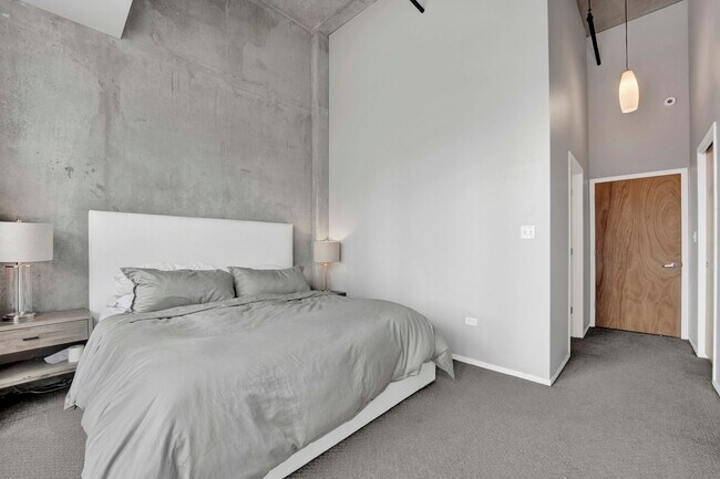 Building Photo - 700 W Van Buren St