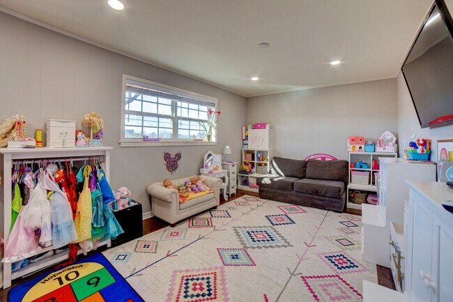 Building Photo - Available mid-August! Amazing mid-town gem...