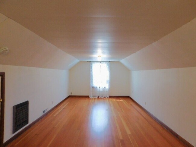 Building Photo - 3Bd/1Ba Two Story House w/ Basement - Avai...