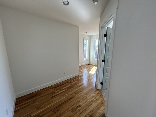 Building Photo - 2BD 2BA 3 STORY TOWNHOME FOR RENT