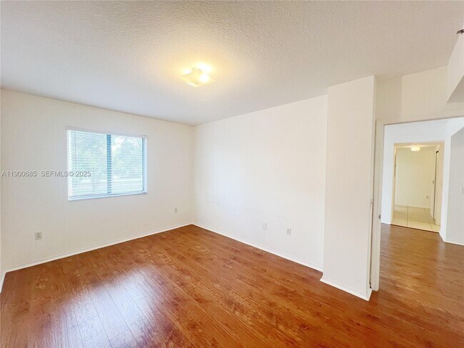 Building Photo - 9340 Fontainebleau Blvd