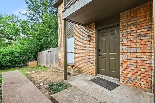 Building Photo - 2101 Mistletoe Ave