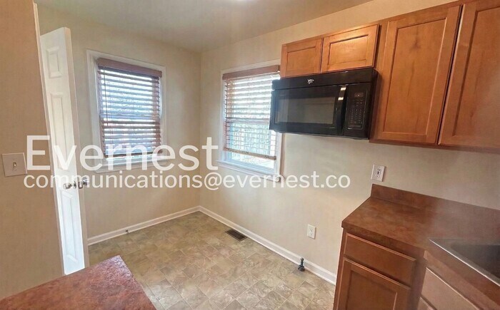 Building Photo - 16913 Lotus Dr