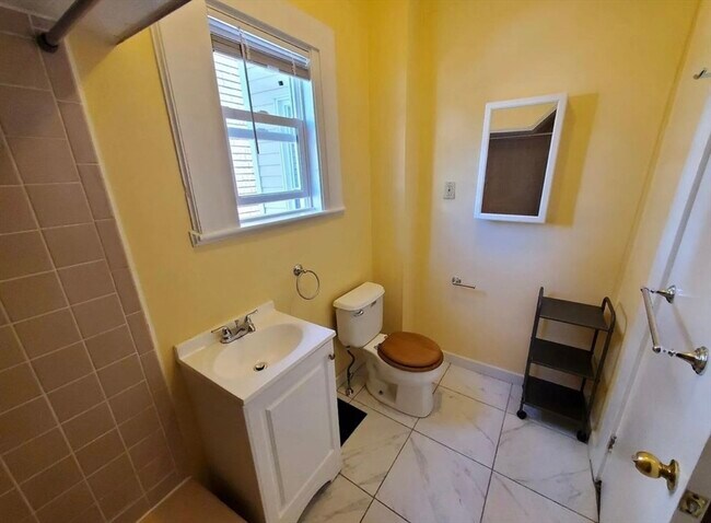 Building Photo - 32 Claremon St