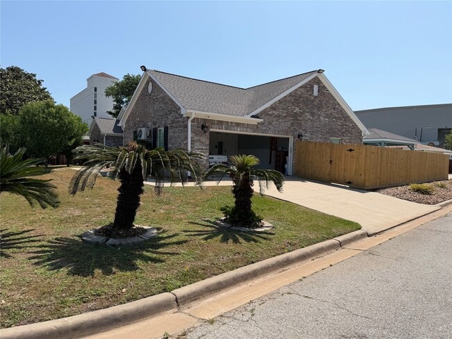 Building Photo - 5525 Swan Dr