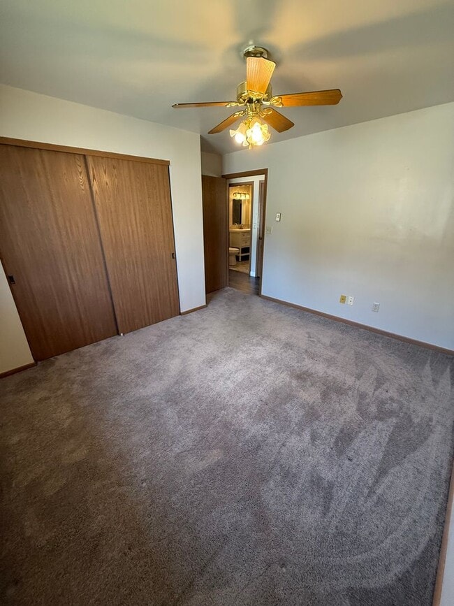 Building Photo - Private Entry 2 Bedroom Apartment Available!