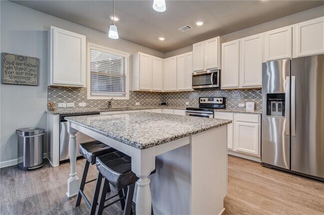 Building Photo - 7661 Silk Tree Pointe