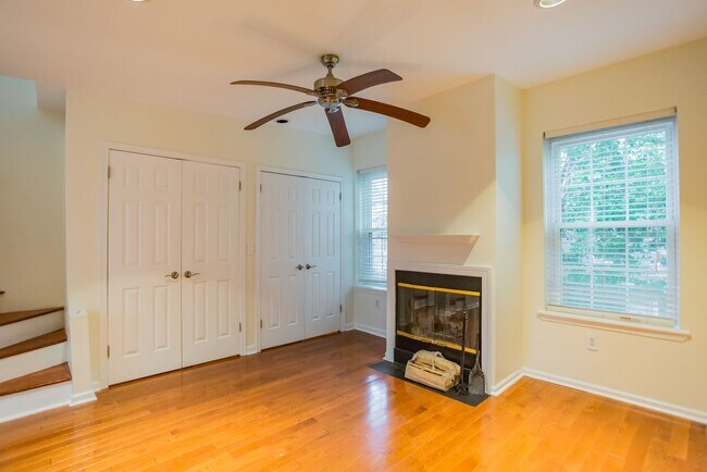 Building Photo - Beautiful 2 Bedroom, 2 Bathroom Historical Row Home