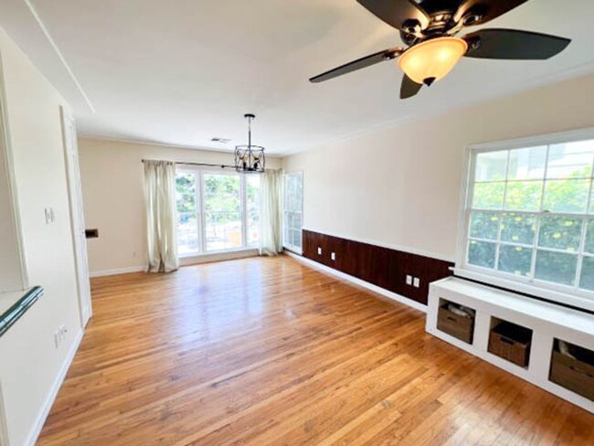 Building Photo - EASTSIDE BUNGALOW LONG BEACH
