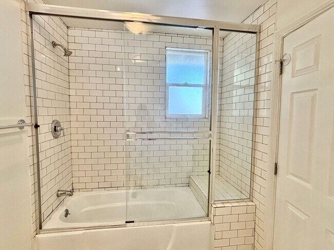 Building Photo - Serene 3bed /2 Bath Craftsman in Heart of ...