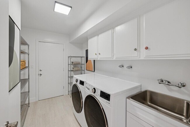 Building Photo - 243 Selby Ln