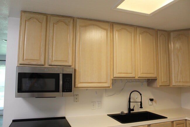 Building Photo - 1252 Live Oak Dr