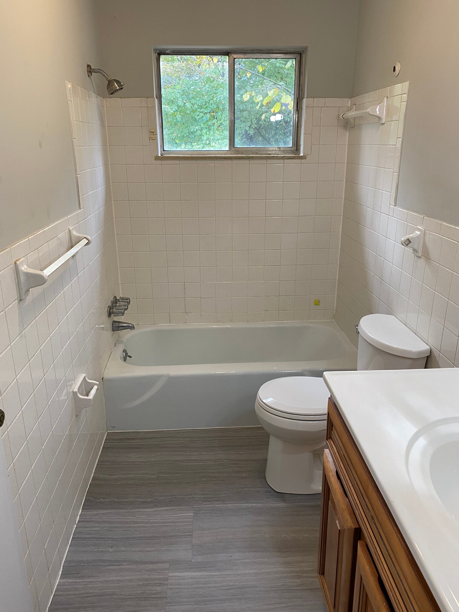 Full bath - 326 Howell Ave