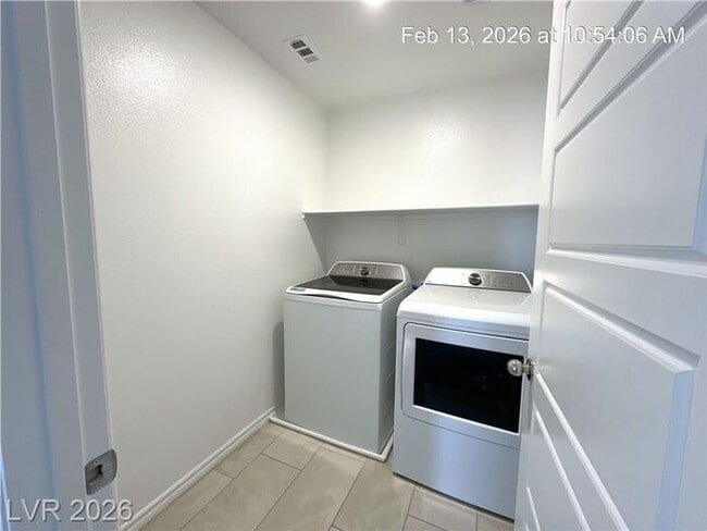 Building Photo - Stylish Gated Northwest Townhome with Open Living & Modern Finishes!