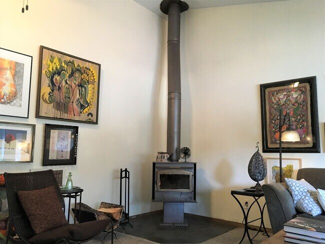 Building Photo - ***$1,000 Off First Month's Rent*** Charming Split Level in NE Bend - HUGE Yard!