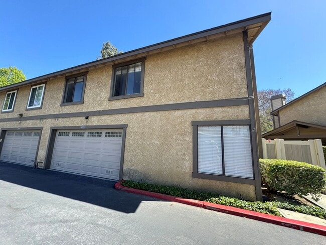 Building Photo - Serene River View Community in East Ventura!