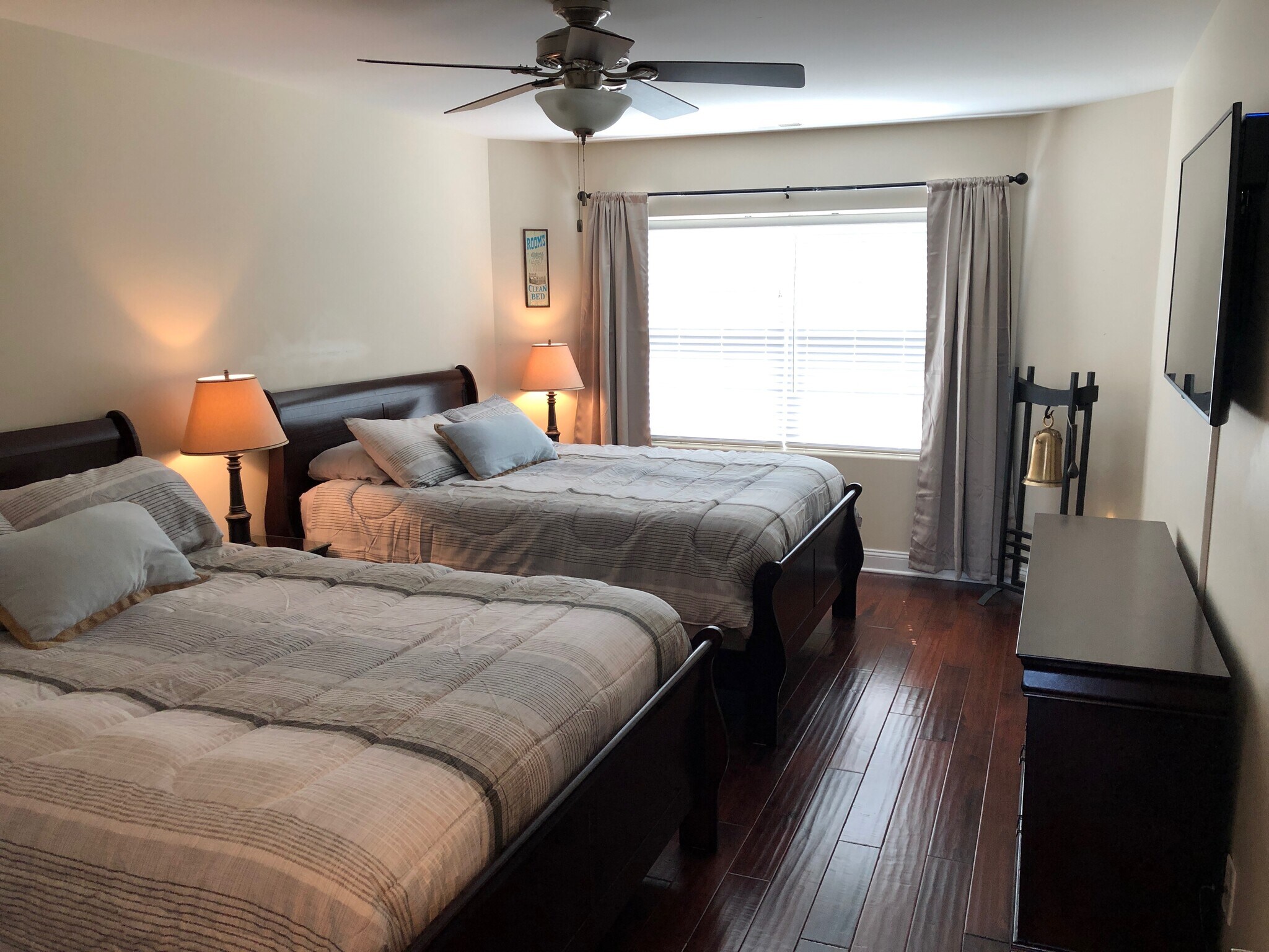 2nd bedroom (2 queen beds) - 235 N Whittaker St