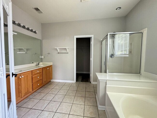 Building Photo - Available 7/9. Gorgeous, Fully Remodeled 3...