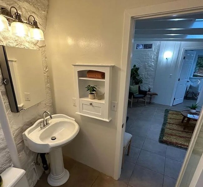 Building Photo - Rustic Cottage near Claremont Resort