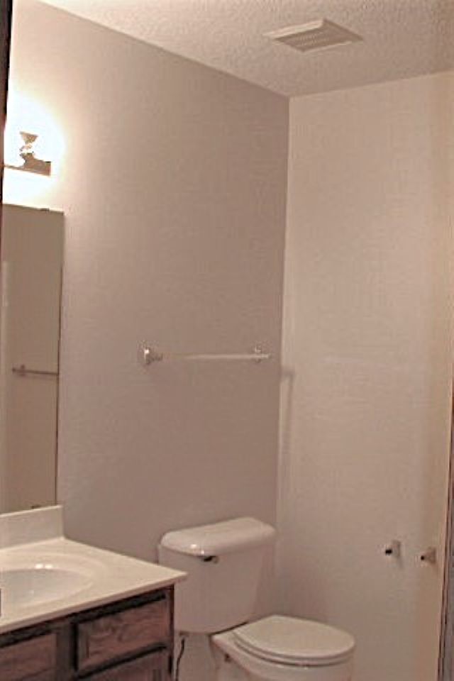 Building Photo - 855 Highview Dr