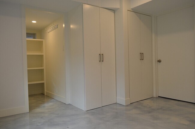 Building Photo - 10 Gloucester Ave