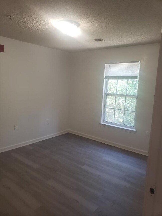 Building Photo - The Pointe