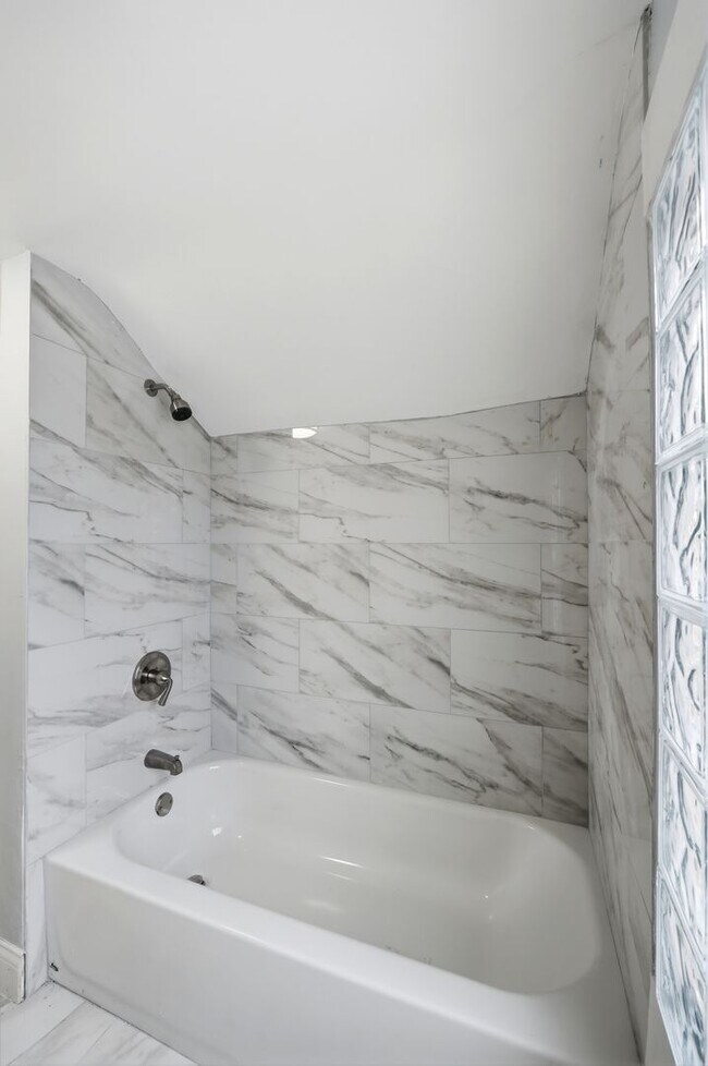 Building Photo - Three Bedroom Home in Hamilton!