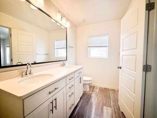 Building Photo - Clean, Bright, Open Town-Home in Lehi