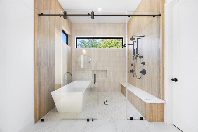 Building Photo - 2905 Westhill Dr