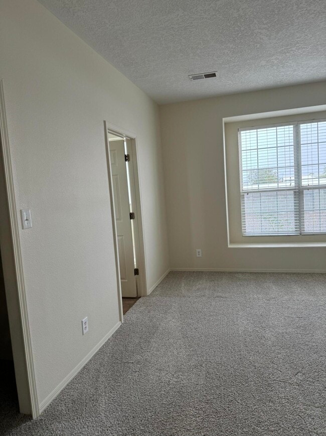 Building Photo - 6933 Glen Hills Dr NE