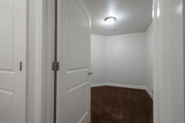 Building Photo - 3 bed 2 bath home with fully-fenced yard