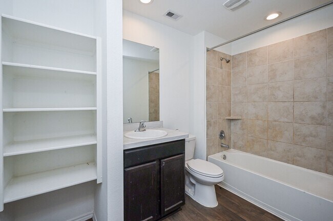 Building Photo - 2342 Spruce Clf Ln