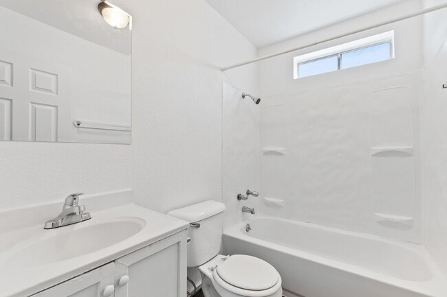 Building Photo - 2-Bedroom 1st-Floor Apartment – Move In Today!